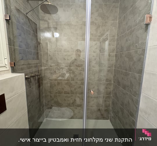 מקלחון זכוכית עם ראש מקלחת עגול